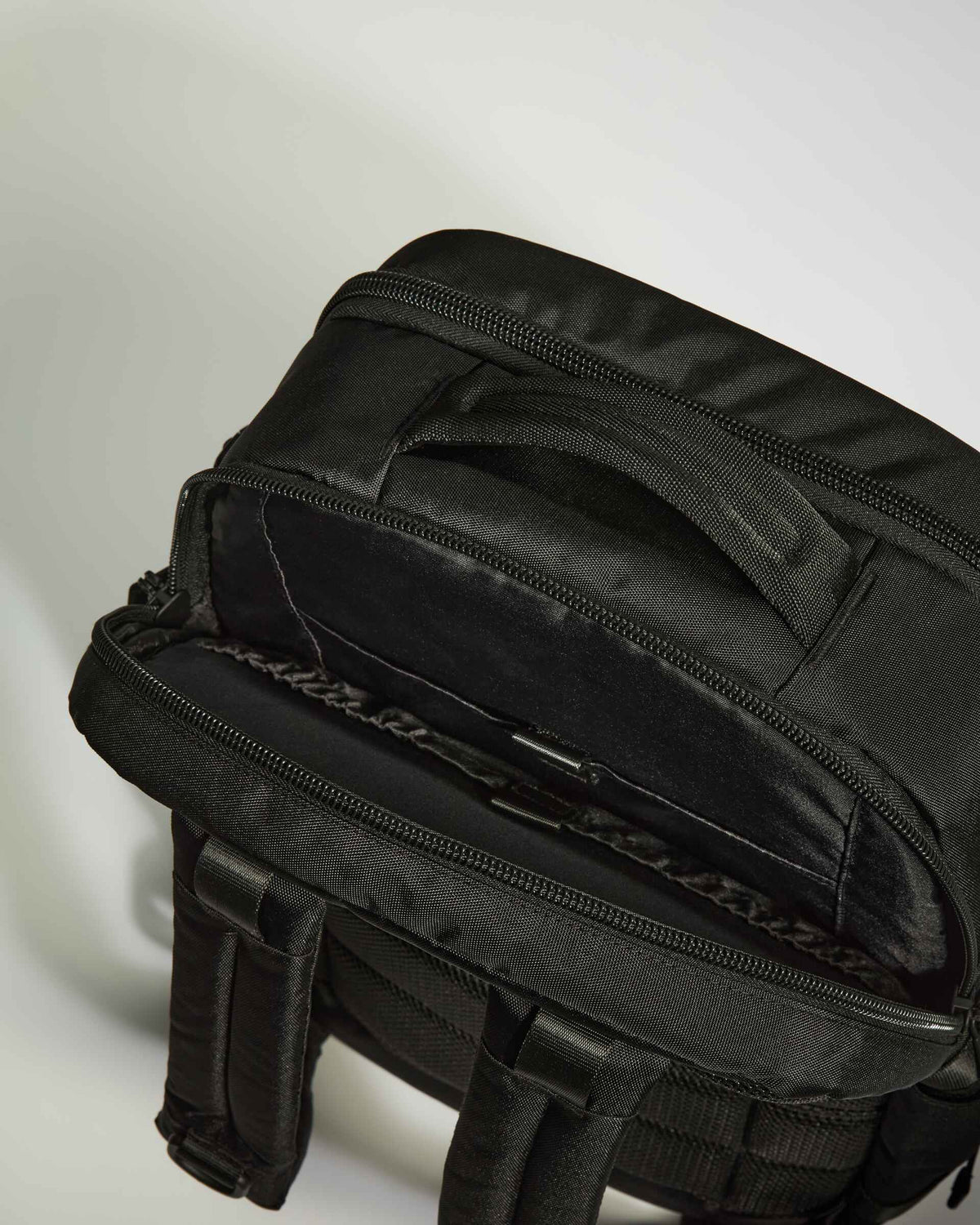 Discovery 28L Backpack in Carbon Black