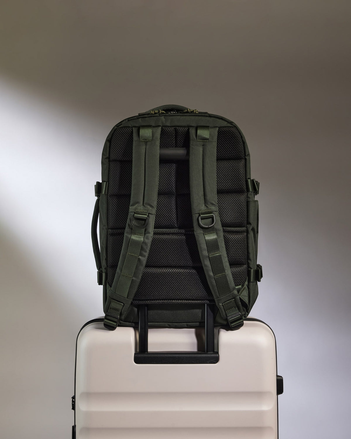 Discovery 28L Backpack in Dark Forest Green