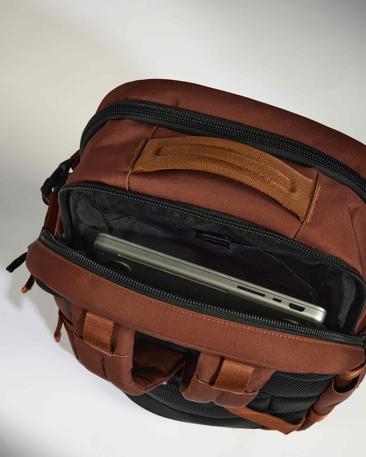 Discovery 28L Backpack in Clay Brown